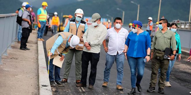 Presidente Hernández supervisa trabajos en puente La Democracia