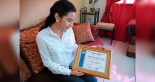 Maestra gana premio por su desempeño durante la pandemia en Honduras