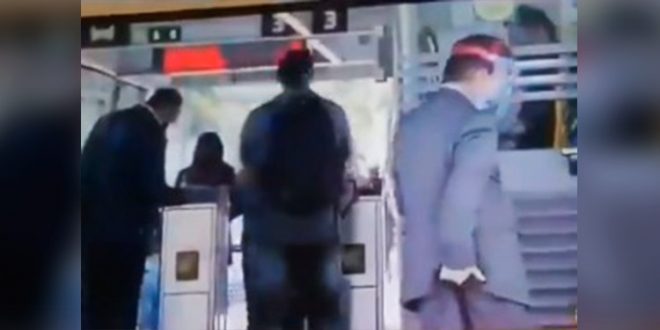(VIDEO): Hombre es captado haciendo cochinadas en estación de transporte
