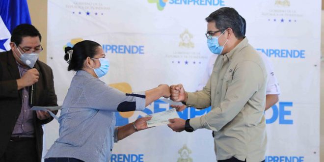 Entregan financiamiento a emprendedores de la quinta avenida de Comayagüela