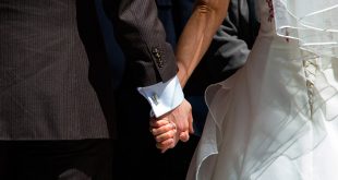 VIDEO: La esposa de un hombre interrumpe su boda con otra mujer