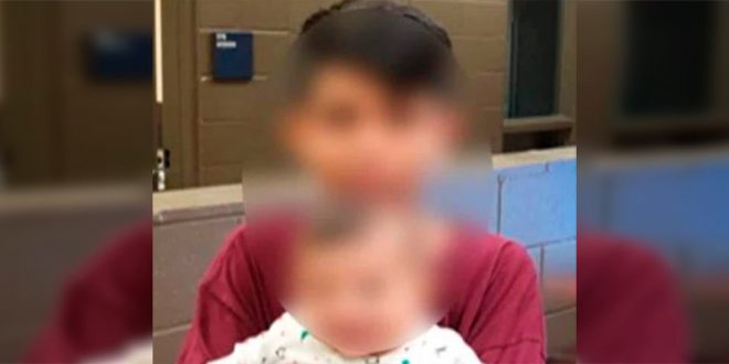 Niño hondureño de 13 años cruzó a EEUU cargando a su hermanito de 7 meses