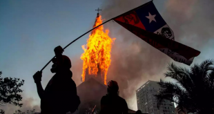 Manifestantes incendian dos iglesias en medio de masivas protesta en Chile