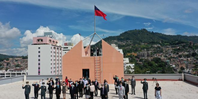 Taiwán iza su bandera en Tegucigalpa en ocasión a su 109 aniversario