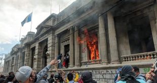 Manifestantes le prenden fuego al Congreso de Guatemala