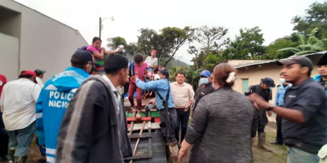 Rescatan 60 personas en aldea Buena Vista, Trojes, El Paraíso
