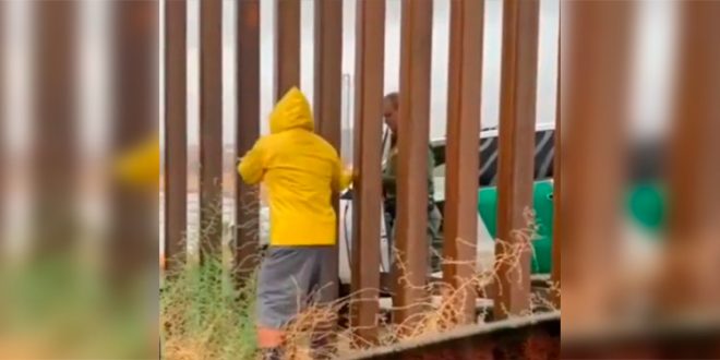 VIDEO: mexicano le vende tamales a un policía fronterizo de EEUU