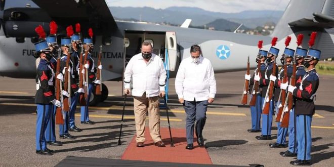 Presidente de Guatemala, Alejandro Giammattei, llega a Honduras