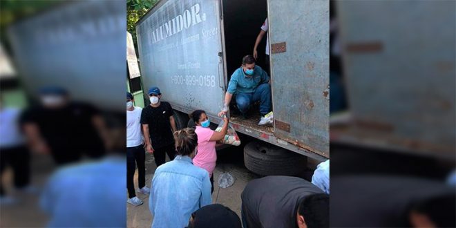 Yani Rosenthal continúa entregando ayudas a los afectados de Eta en Cortés