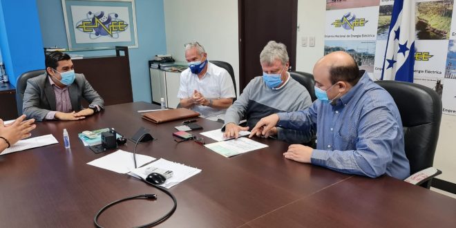 ENEE firma protocolo para compra venta de bien inmueble en Guanaja