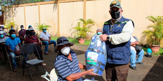 Pescadores artesanales afectados por tormentas Eta y Iota reciben kits de pesca 