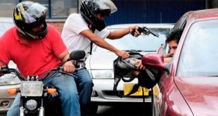 CN deroga ley que prohibía la circulación de dos hombres en motocicleta