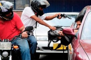 CN deroga ley que prohibía la circulación de dos hombres en motocicleta