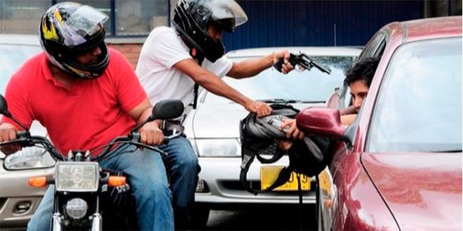 CN deroga ley que prohibía la circulación de dos hombres en motocicleta