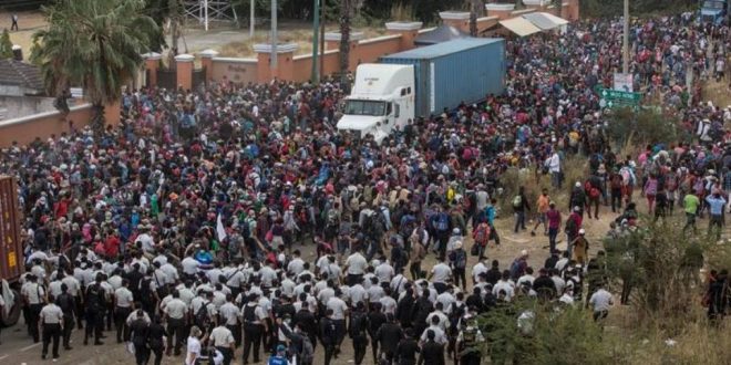 Caravana migrante de hondureños es disuelta con el uso de la fuerza en Guatemala