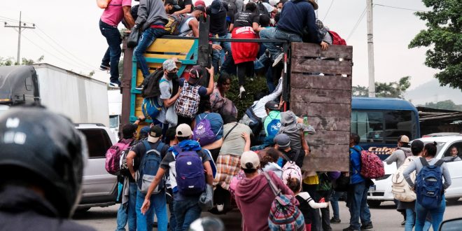 Experto en derecho: “Gobierno debe crear fuentes de empleo para evitar caravanas migrantes”