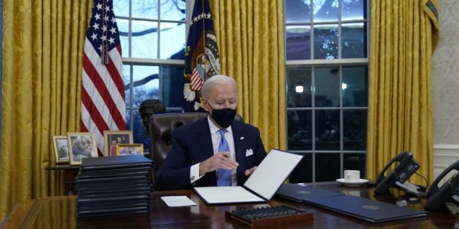 Las 17 medidas aprobadas por Biden en su primer día en la Casa Blanca