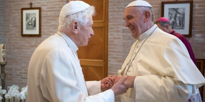 El papa Francisco y Benedicto XVI se vacunan contra la Covid-19