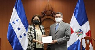 Embajadora de la República Dominicana en Honduras, Sandra Mancebo, presenta Copias de Estilo