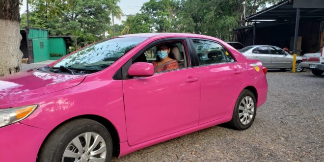Certifican mujeres para trabajar taxis rosa en San Pedro Sula