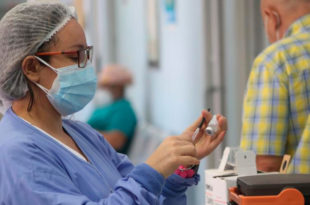 Hospital de El Progreso vacuna en un 100% a su personal de salud