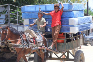 Afectados por tormentas reciben ayuda humanitaria y bonos