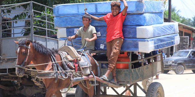 Afectados por tormentas reciben ayuda humanitaria y bonos