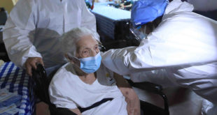 Doña Magdalena es vacunada a sus 104 años en Tegucigalpa