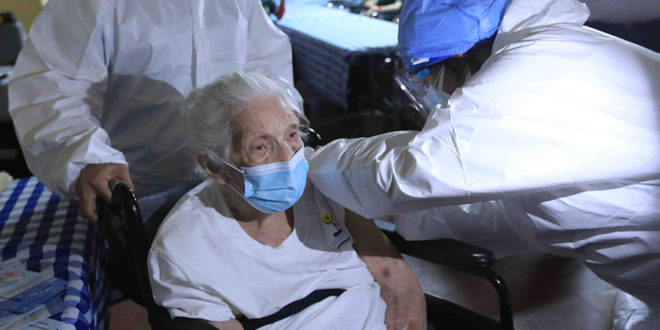 Doña Magdalena es vacunada a sus 104 años en Tegucigalpa