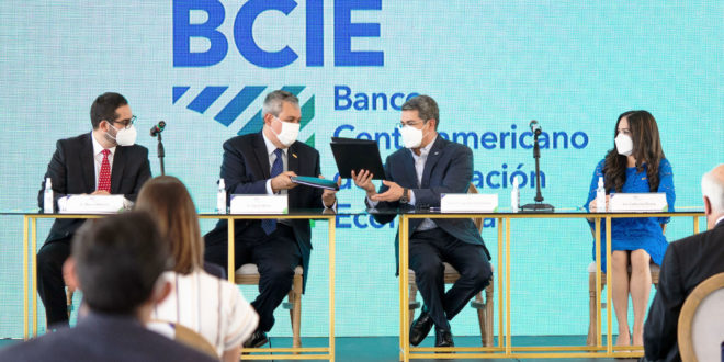 BCIE y Honduras firman contrato para comprar 2.8 millones de vacunas