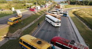 Transportistas hondureños suspenden paro programado para este lunes