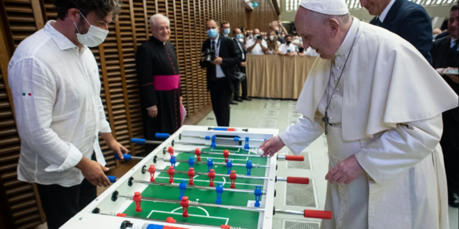 El Papa Francisco juega al futbolito con fieles en Roma