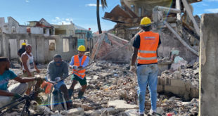 300 isleños trabajan en remoción de escombros en Guanaja