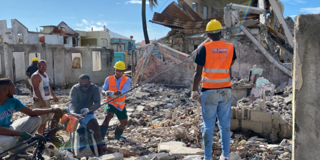 300 isleños trabajan en remoción de escombros en Guanaja