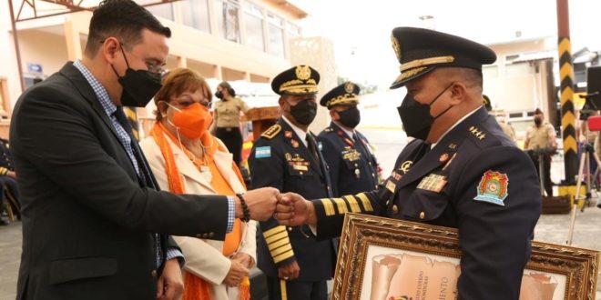 Secretario de Gobernación y Descentralización, Sergio Coello participó en ascensos de Bomberos