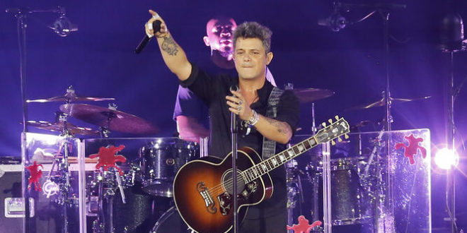 Alejandro Sanz apoya reforestación de manglares en Honduras