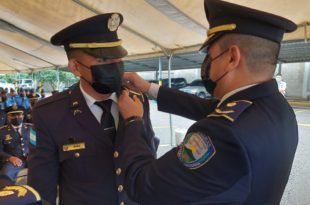 Policía hondureña ejecuta condecoraciones y ascensos