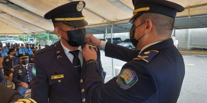 Policía hondureña ejecuta condecoraciones y ascensos