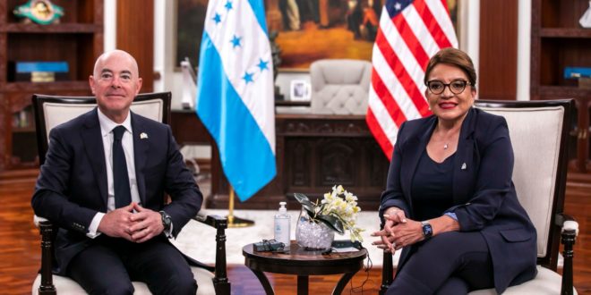 Presidenta Xiomara Castro recibe al Secretario del Departamento de Seguridad Nacional de EE.UU.