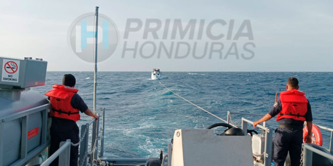 Fuerza Naval de Honduras rescata embarcación con cinco tripulantes