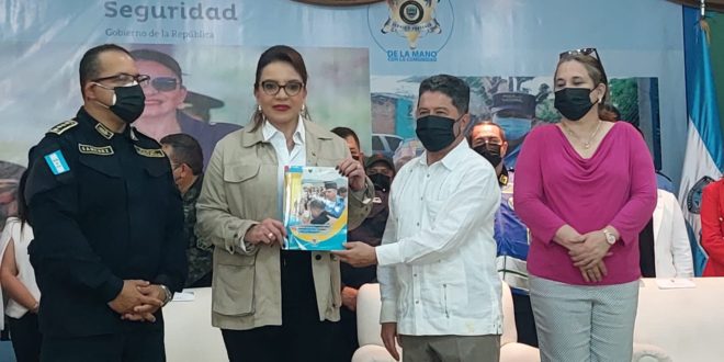 Presidenta Xiomara Castro lanza la Policía Comunitaria con Ramón Sabillón