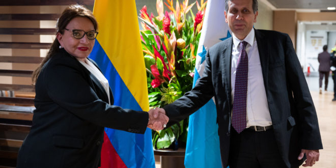 Presidenta de Honduras, Xiomara Castro, llega a Colombia para posesión de Petro