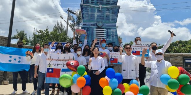 Jóvenes becarios unen sus voces a favor de la Paz e Inclusión de Taiwán en ONU y OACI