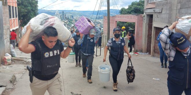 Continúan apoyo policial en colonia Guillén por falla geológica