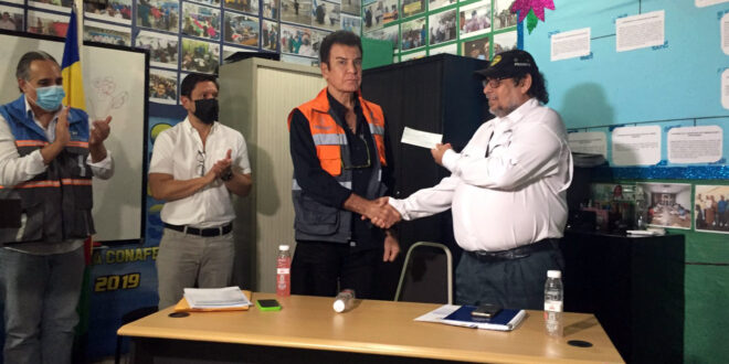 Nasralla visita los bordos de la Rivera Hernández y entrega donativo