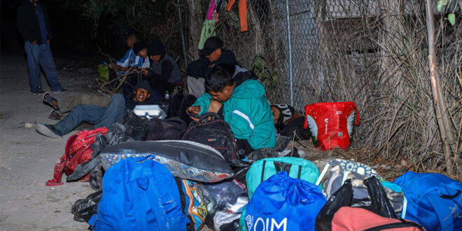 Migrantes denuncian que autoridades mexicanas los abandonaron tras prometer visas