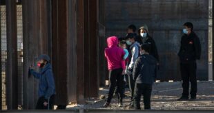 Los cruces irregulares de migrantes en la frontera sur de Estados Unidos disminuyeron un 50 % en enero, según informó este martes la Oficina de Aduanas