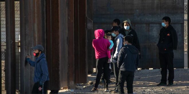 Los cruces irregulares de migrantes en la frontera sur de Estados Unidos disminuyeron un 50 % en enero, según informó este martes la Oficina de Aduanas