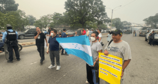 Pobladores bloquean paso de frontera entre Honduras y Guatemala por cortes de energía