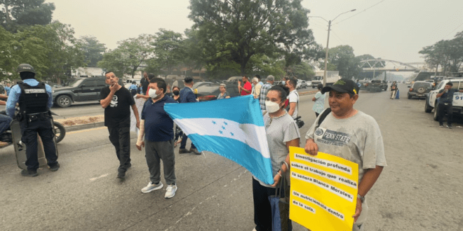 Pobladores bloquean paso de frontera entre Honduras y Guatemala por cortes de energía